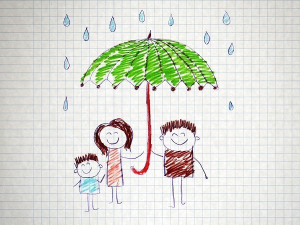 Razones para contratar un seguro de vida, familia bajo un paraguas